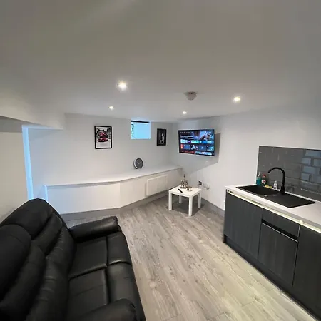1 Bedroom Lavish Bradford (West Yorkshire)