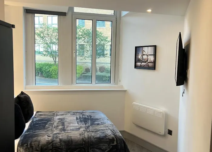 1 Bedroom Lavish * Bradford (West Yorkshire)